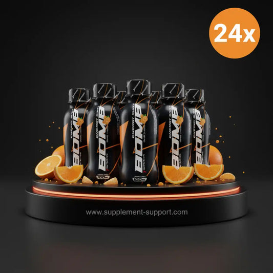 24er Pack Energy Bomb Energy Shots mit Orangenfrüchten auf einem Podest