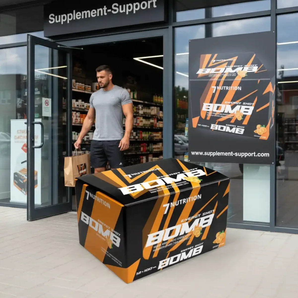 Ein muskulöser Mann vor einem Supplement-Support Store mit einer Box 7Nutrition Energy Shot Bomb.