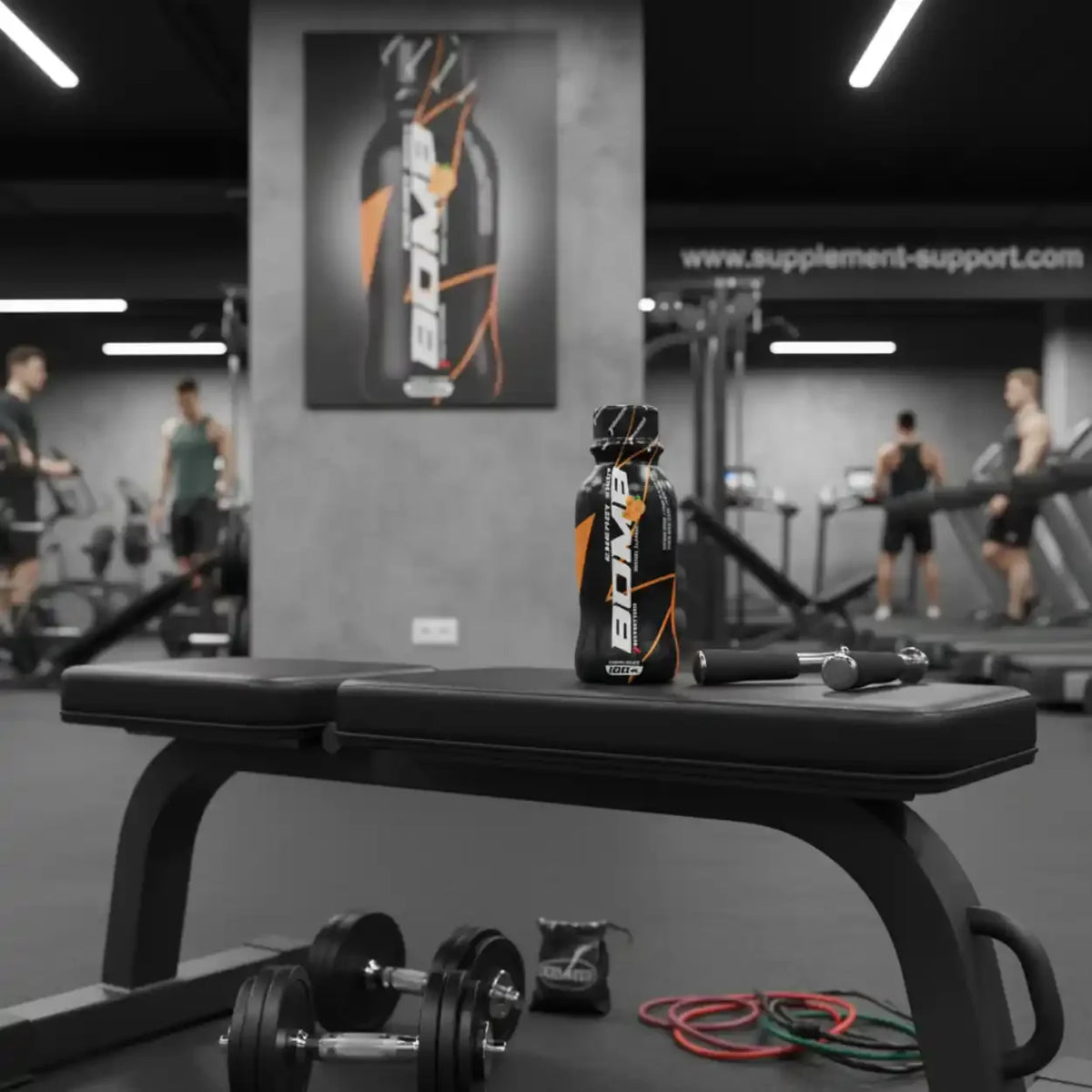 Fitnessstudio mit Hanteln, Trainingsbank und Nahrungsergänzungsmitteln auf schwarzem Hintergrund.