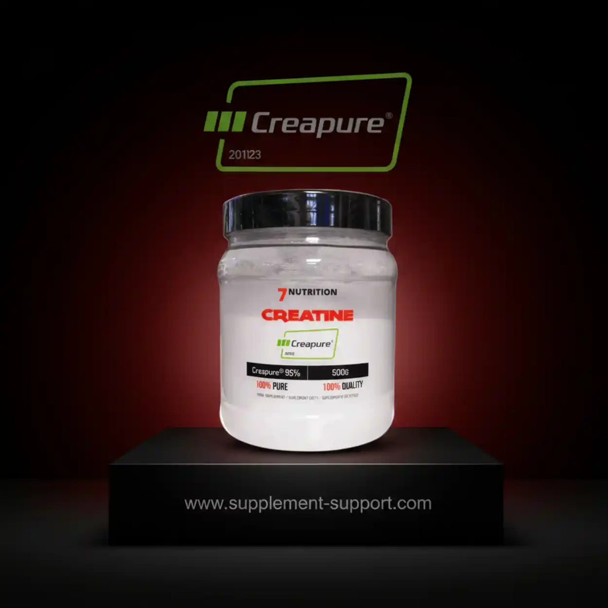 7 Nutrition Creatine mit Creapure in einem weißen Kunststoffbehälter auf schwarzem Sockel