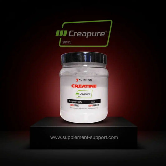 7 Nutrition Creatine mit Creapure in einem weißen Kunststoffbehälter auf schwarzem Sockel