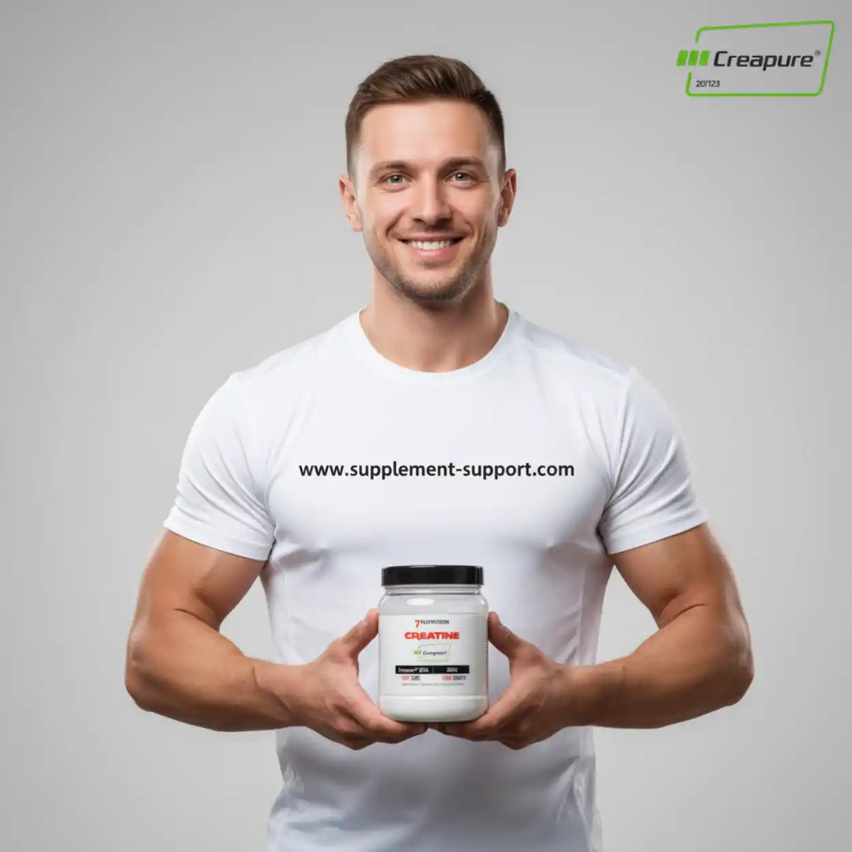 Muskulöser Mann präsentiert ein Glas Creatine Nahrungsergänzungsmittel vor grauem Hintergrund.