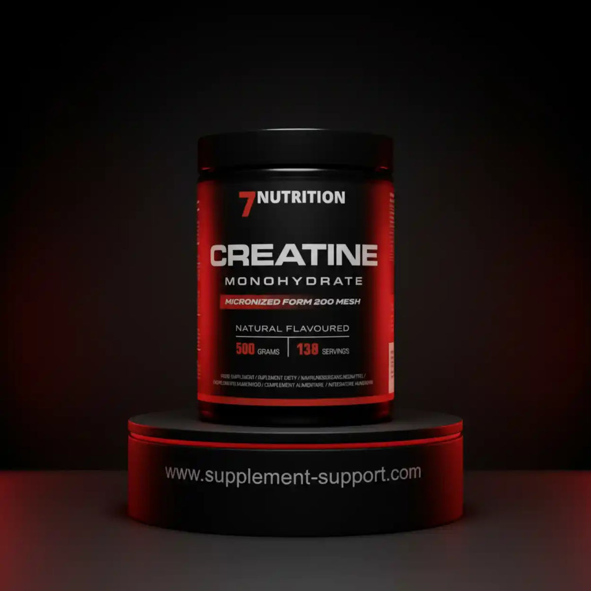 Schwarzer Tiegel 7Nutrition Creatine Monohydrate auf einem roten Podest vor dunklem Hintergrund.