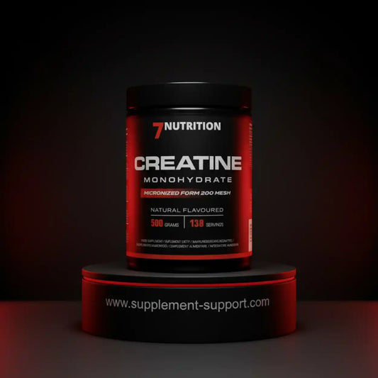Schwarzer Tiegel 7Nutrition Creatine Monohydrate auf einem roten Podest vor dunklem Hintergrund.
