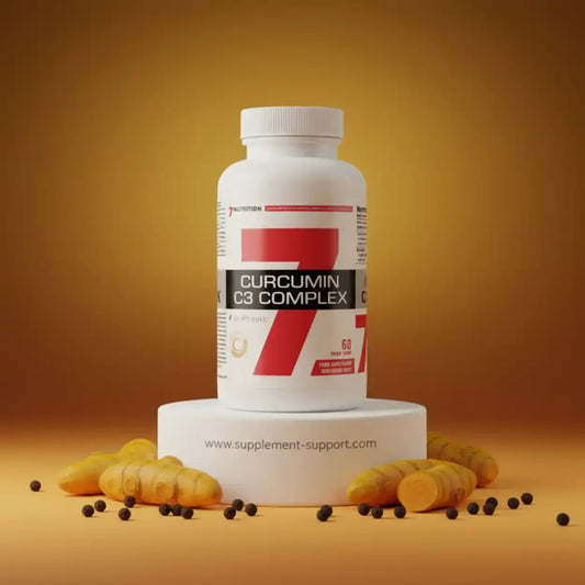 Curcumin C3 Complex Nahrungsergänzung mit Kurkuma-Wurzeln auf weißem Sockel