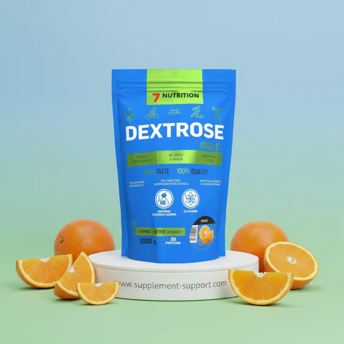 7 Nutrition Dextrose-Pulver in Orange-Geschmack mit frischen Orangen auf weißem Podest
