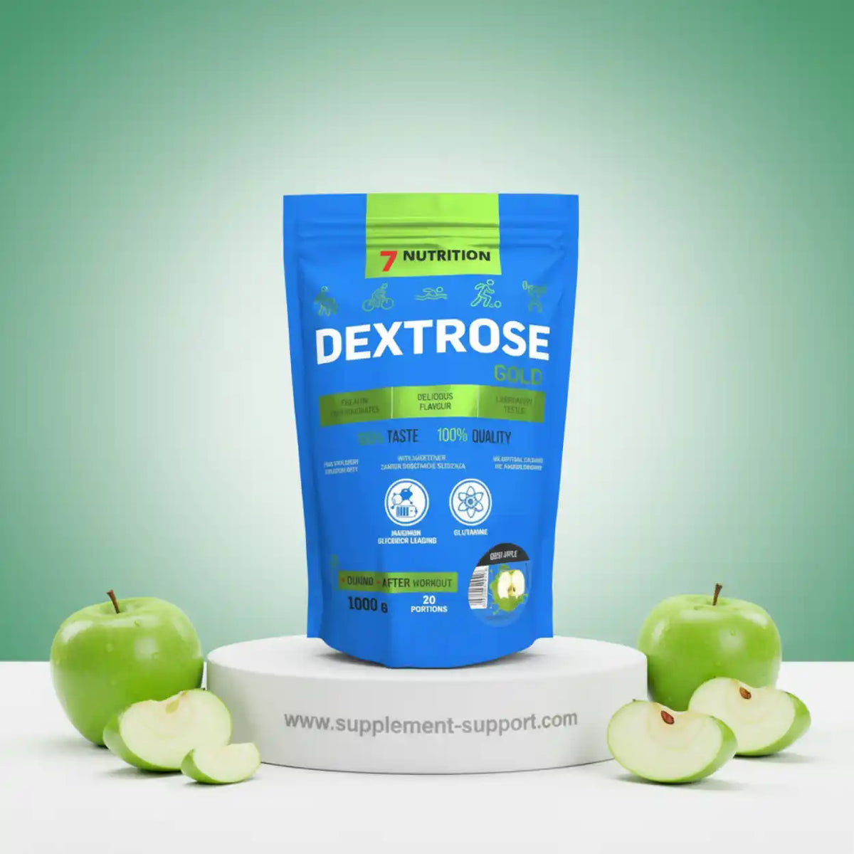7 Nutrition Dextrose Gold Pulver für Sportler mit grünen Äpfeln auf weißem Podest