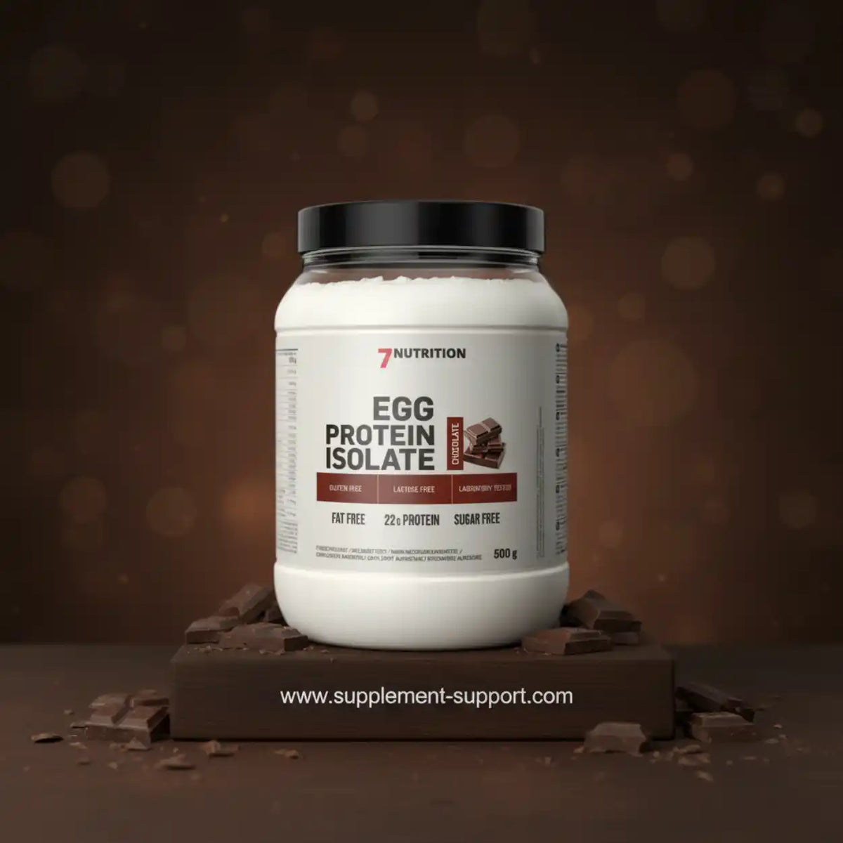 7Nutrition Egg Protein Isolate Schokolade Dose auf Schokoladenblock