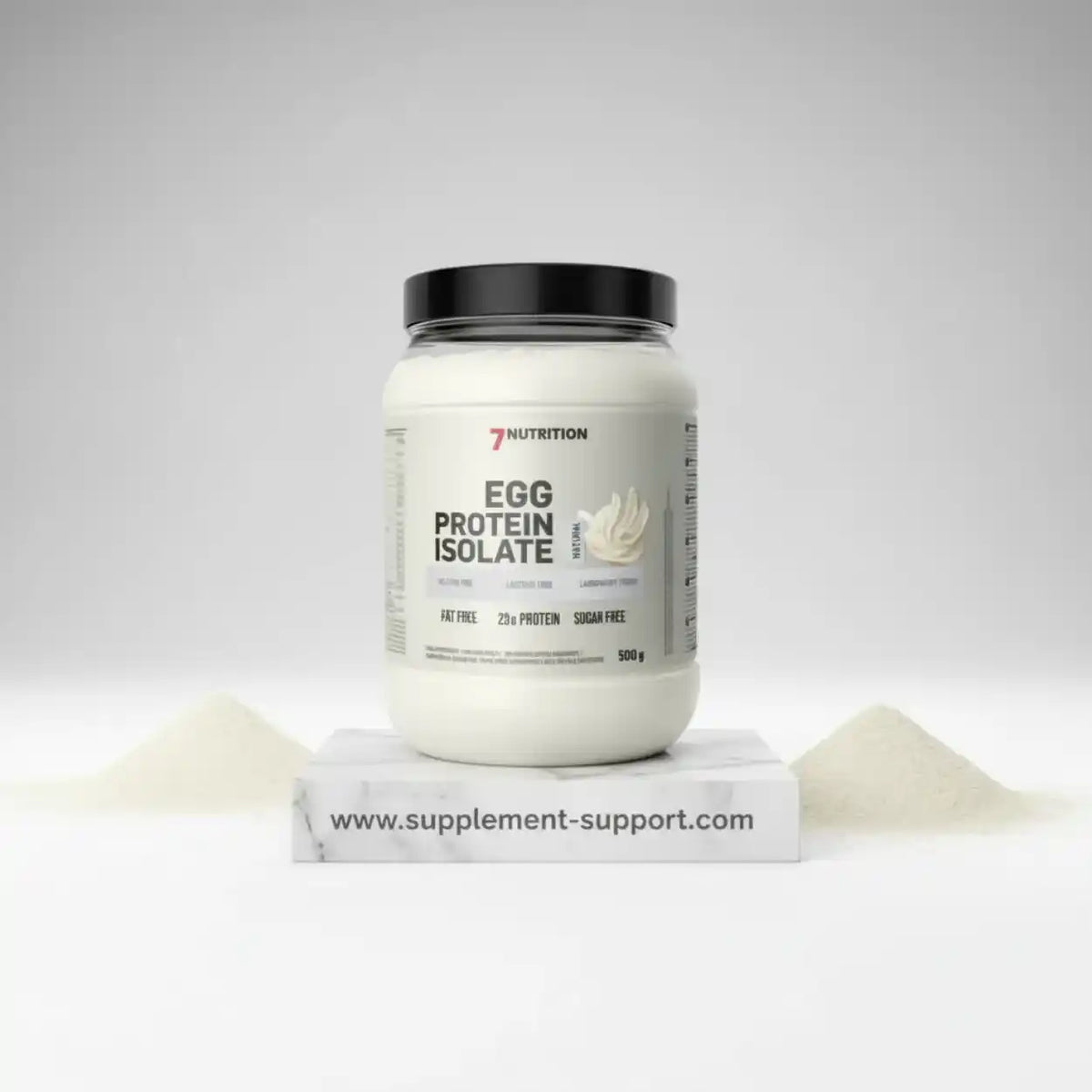 7 Nutrition Egg Protein Isolate Dose auf einem weißen Sockel vor hellem Hintergrund.