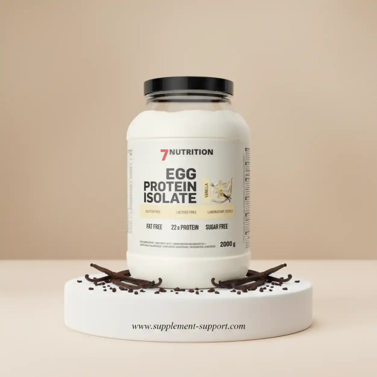 7Nutrition Egg Protein Isolate Eiweißpulver in Vanille, 2000g Dose auf weißem Podest