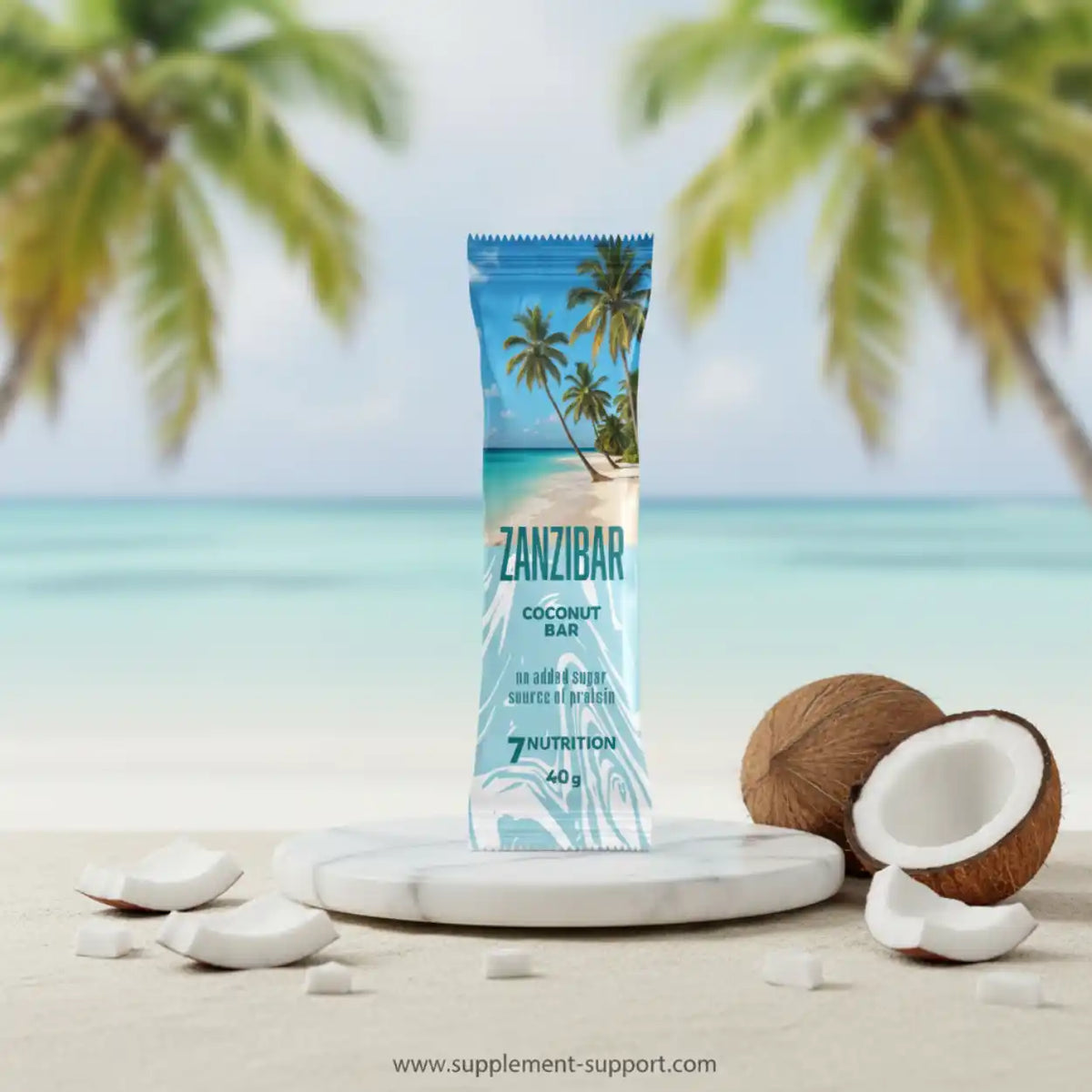 Zanzibar Kokosriegel auf Marmoruntergrund mit Kokosnussstücken vor Palmenstrand