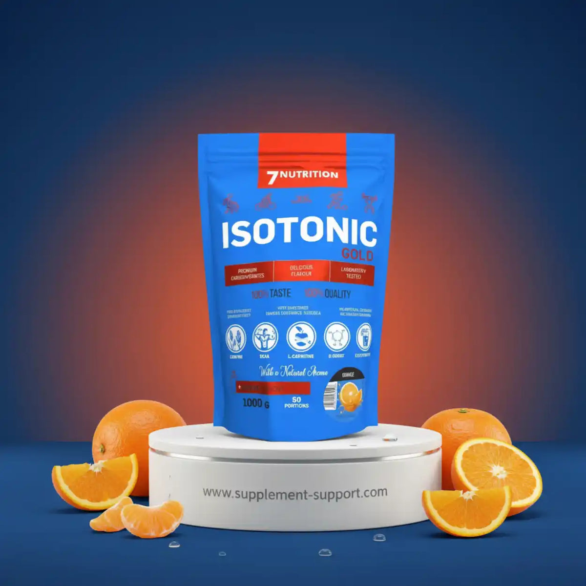 7Nutrition Isotonic Gold Sportgetränk-Pulver mit Orangenfrüchten auf weißem Podest