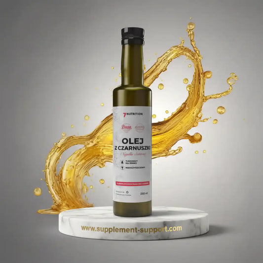 Flasche Schwarzkümmelöl von 7 Nutrition auf Marmorsockel mit dynamischem Öl-Spritzer