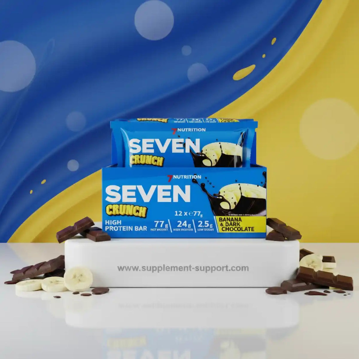 Seven Crunch Protein Riegel mit Banane und dunkler Schokolade auf weißem Untergrund