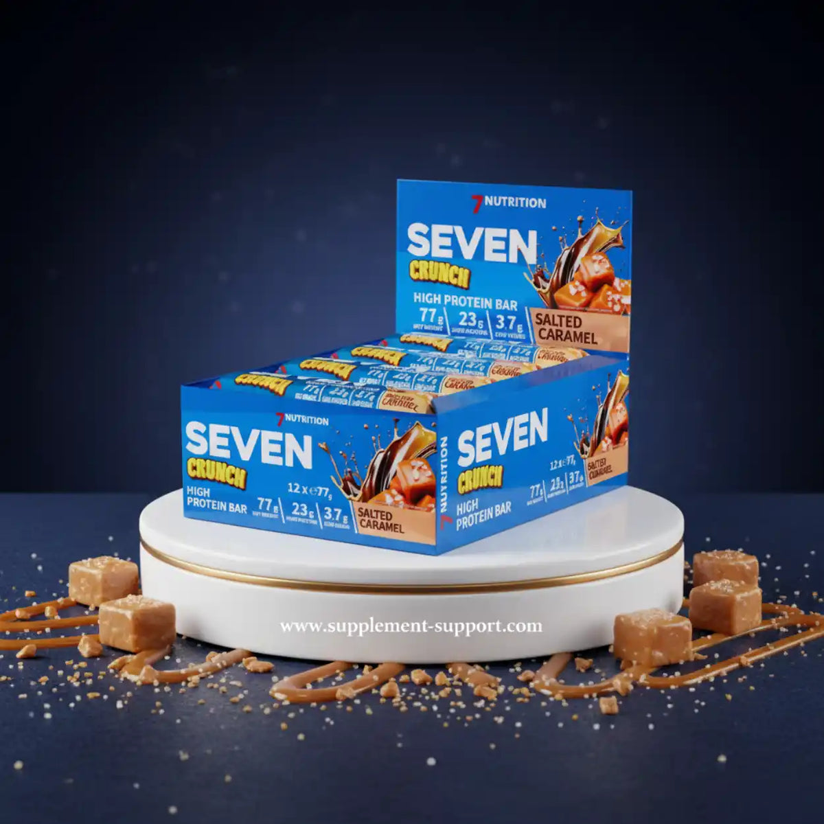 Seven Crunch High Protein Bar mit gesalzenem Karamell in blauer Verpackung.