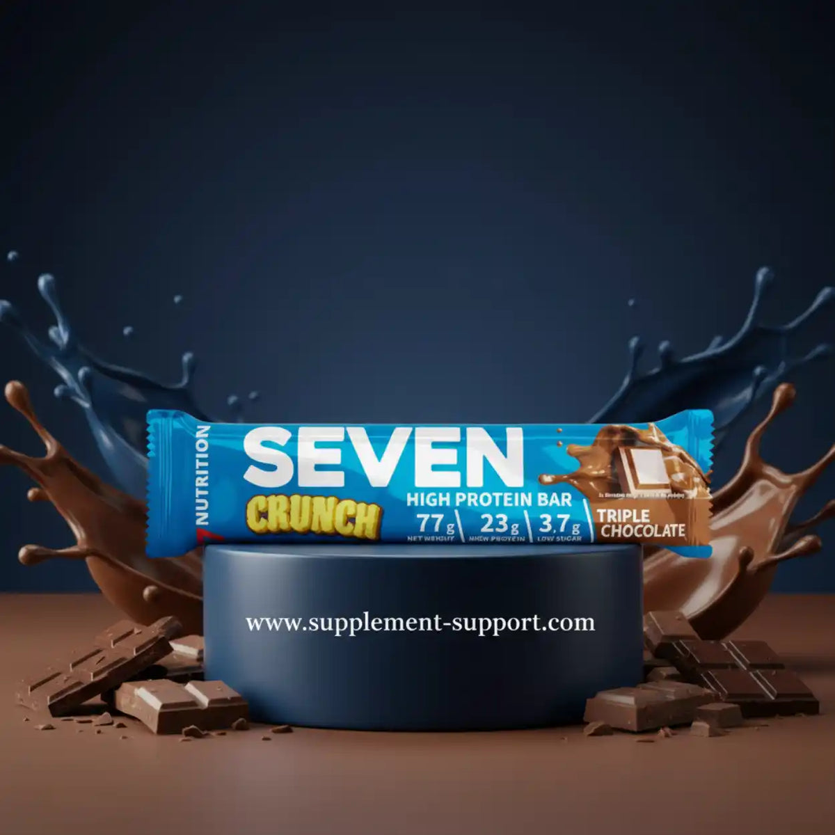 Seven Crunch Triple Chocolate High Protein Bar auf einem Podest mit Schokoladenspritzern.