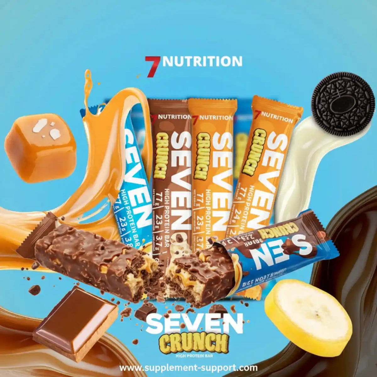 Seven Crunch High Protein Riegel mit Karamell, Schokolade und Banane vor blauem Hintergrund