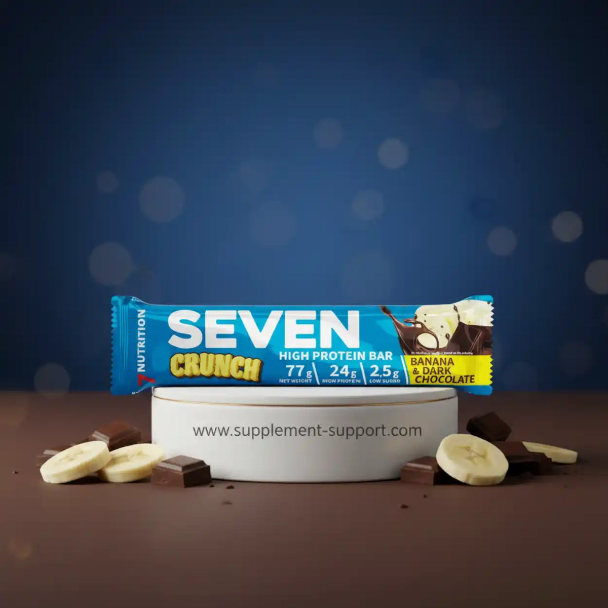Seven Crunch High Protein Bar Banane & Zartbitterschokolade mit Bananenscheiben und Schokoladenstücken