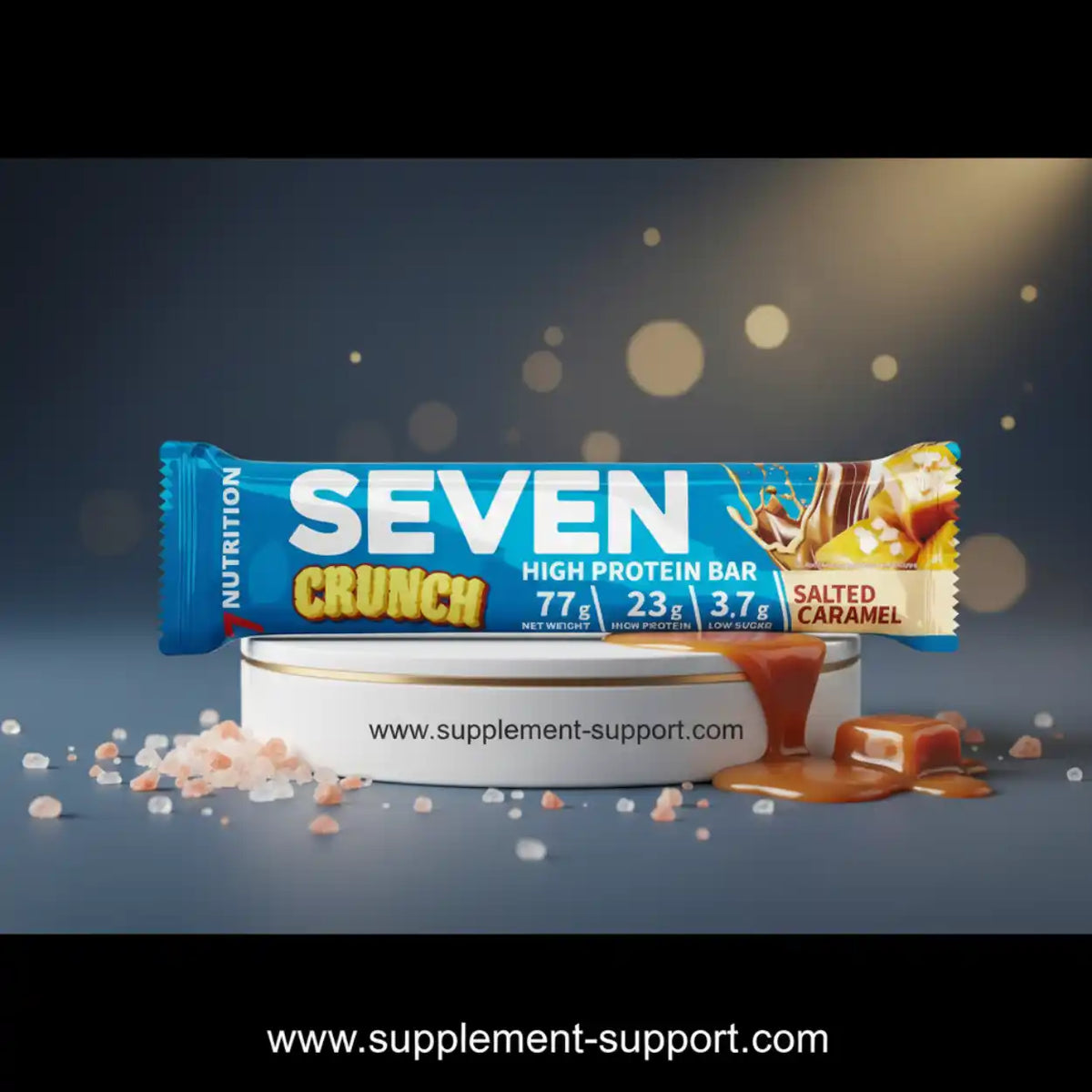 Seven Crunch High Protein Bar mit gesalzenem Karamell auf einem Podest.
