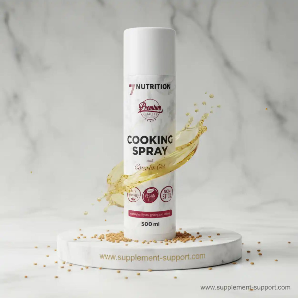 7 Nutrition Cooking Spray mit Canola-Öl, 500 ml, auf weißem Marmorsockel mit Öl-Spritzer.