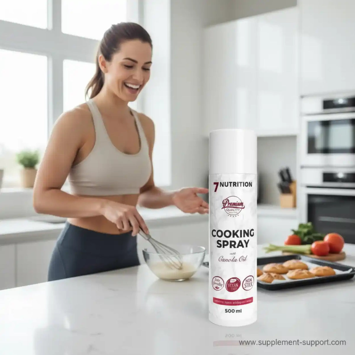 Frau kocht in der Küche mit 7 Nutrition Cooking Spray aus Rapsöl