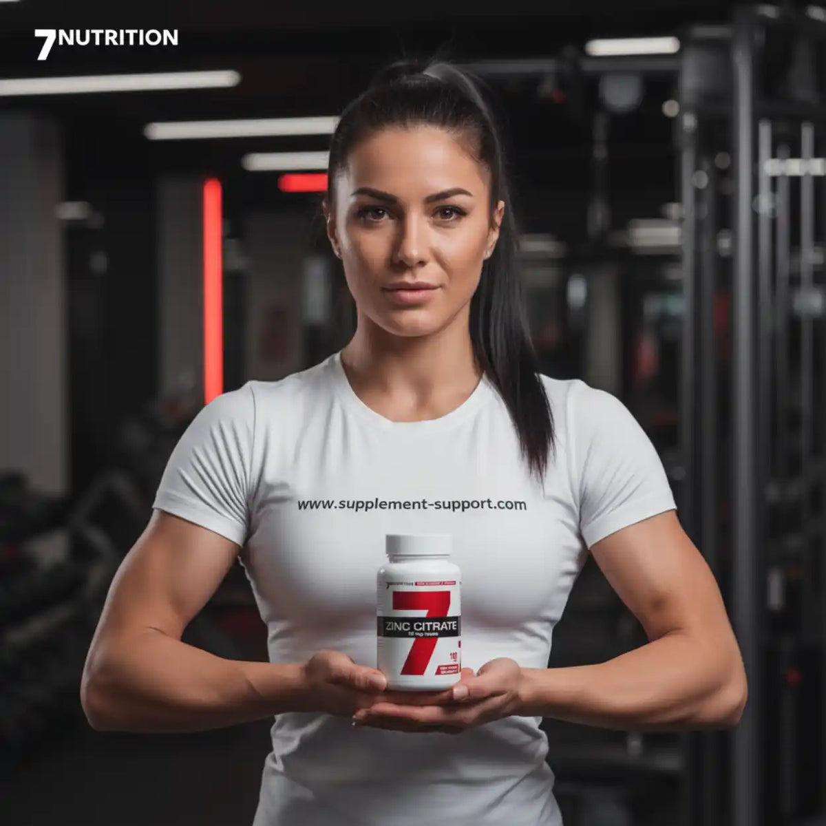 Muskulöse Frau im Fitnessstudio hält eine Dose Zink Citrat Nahrungsergänzungsmittel.