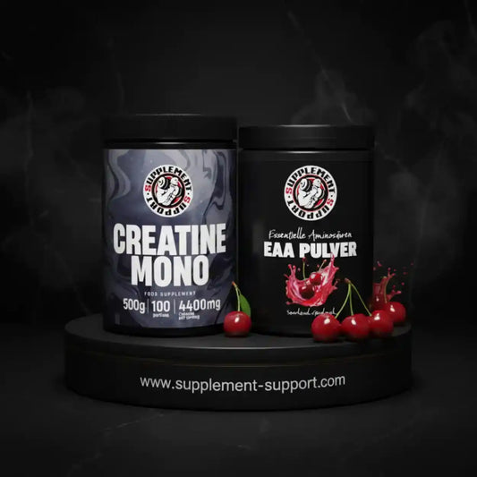 Kreatin Monohydrat und EAA Pulver Kirsche als Nahrungsergänzung mit Kirschen auf schwarzem Podest