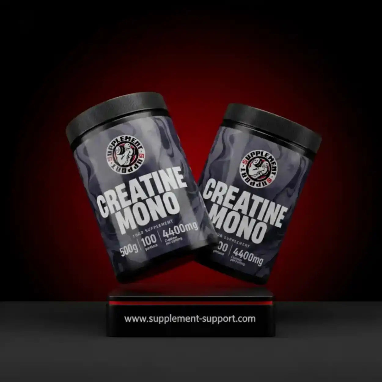 Zwei Dosen Creatine Mono Nahrungsergänzungsmittel für Sportler vor rotem Hintergrund