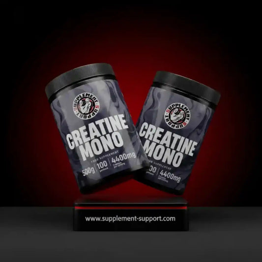 Zwei Dosen Creatine Mono Nahrungsergänzungsmittel für Sportler vor rotem Hintergrund