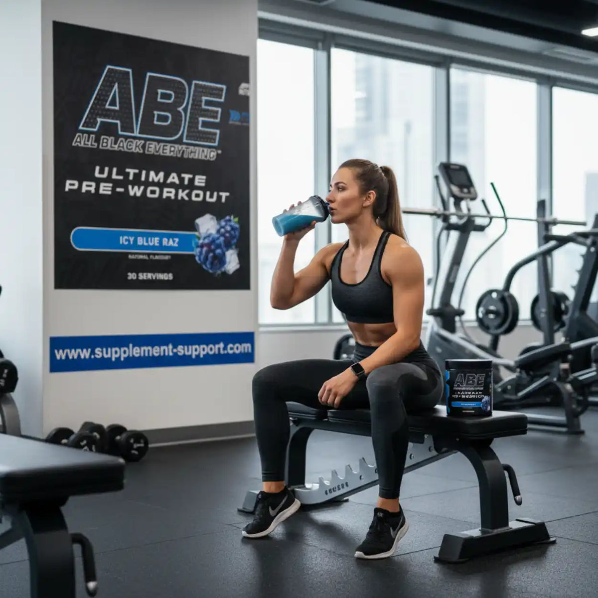 Frau trinkt Applied Nutrition A.B.E. Ultimate Pre Workout Booster im Fitnessstudio.