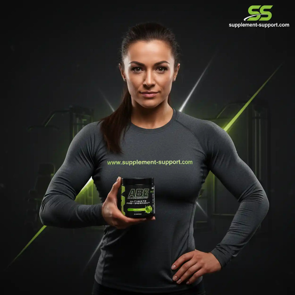 Muskulöse Frau hält eine Dose Applied Nutrition A.B.E. Ultimate Pre Workout Booster.