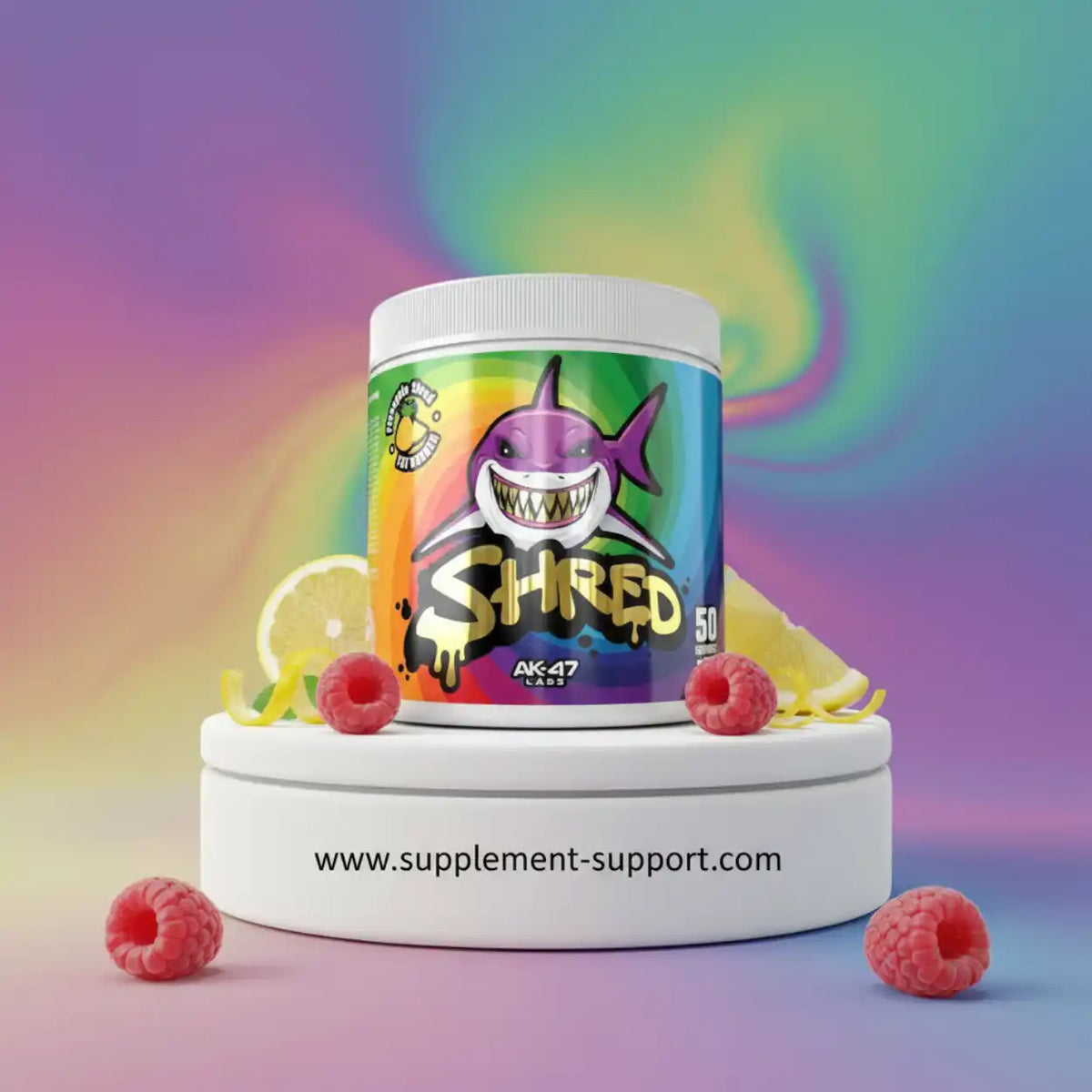 AK-47 Labs Shred Nahrungsergänzung mit Hai-Logo, Zitronen und Himbeeren auf weißem Podest.