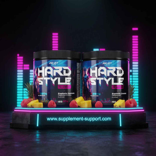 Zwei Dosen AK-47 Hard Style Pre-Workout Supplement mit Früchten auf neonbeleuchtetem Podest