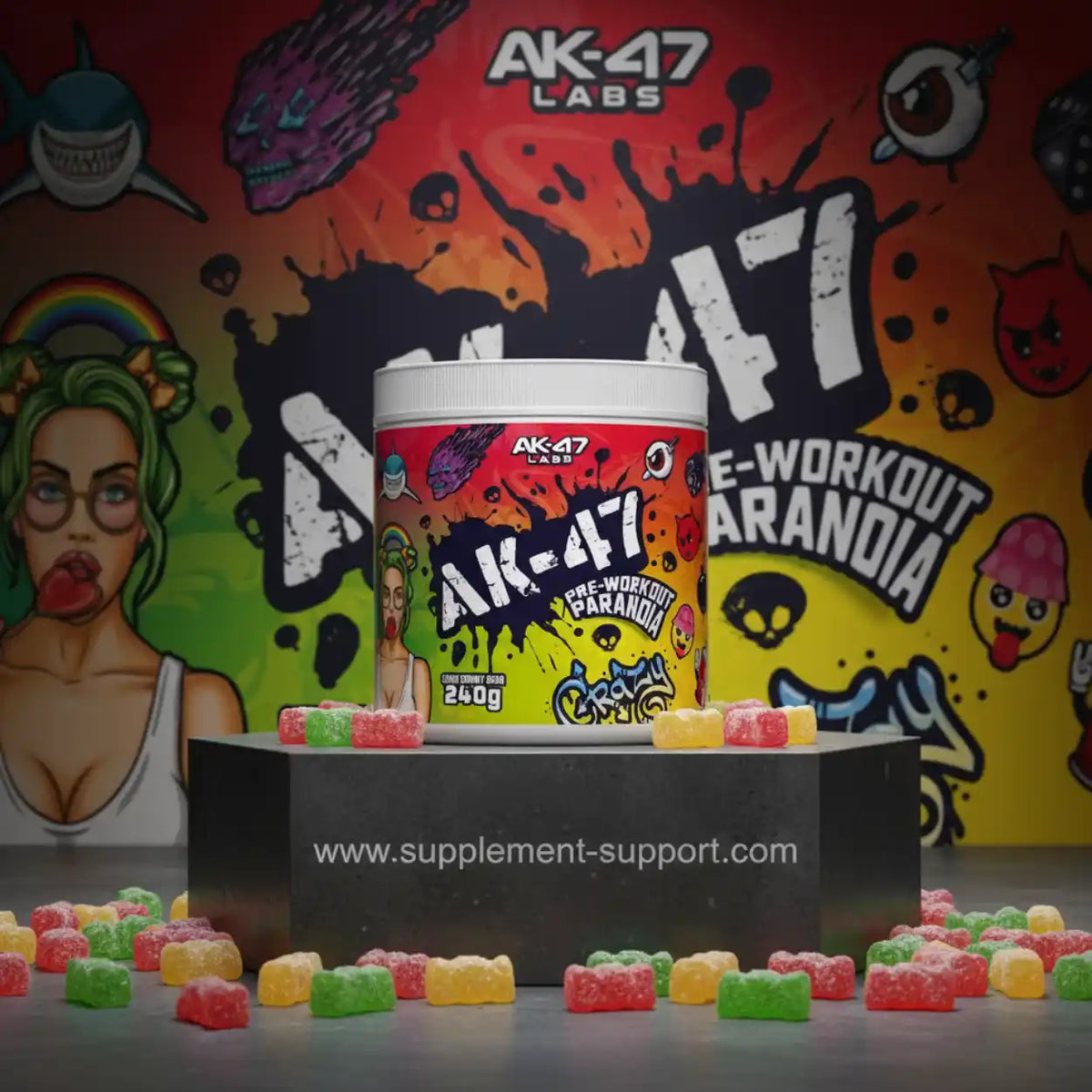 AK-47 Labs Pre-Workout Parandia Dose mit bunten Gummibärchen vor buntem Graffiti-Hintergrund