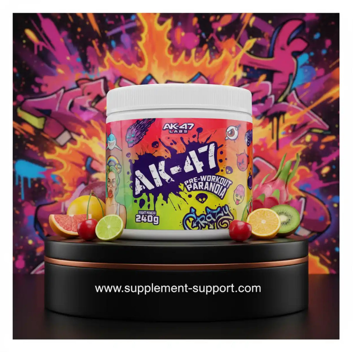 AK-47 Labs Pre-Workout Paranoia Crazy Nahrungsergänzung mit Früchten vor Graffiti-Hintergrund