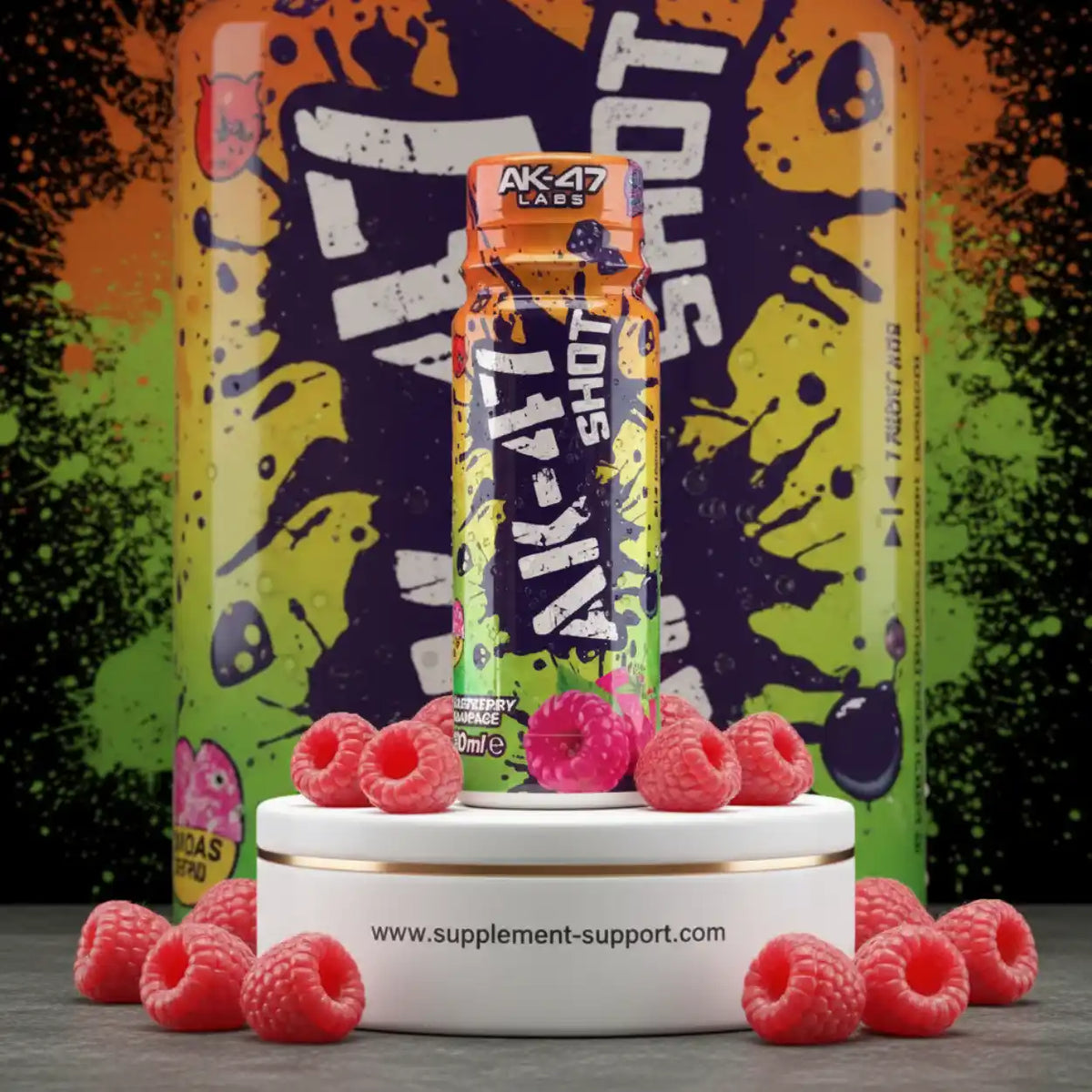AK-47 Shot Energie-Booster mit Himbeeren vor einem bunten Graffiti-Hintergrund