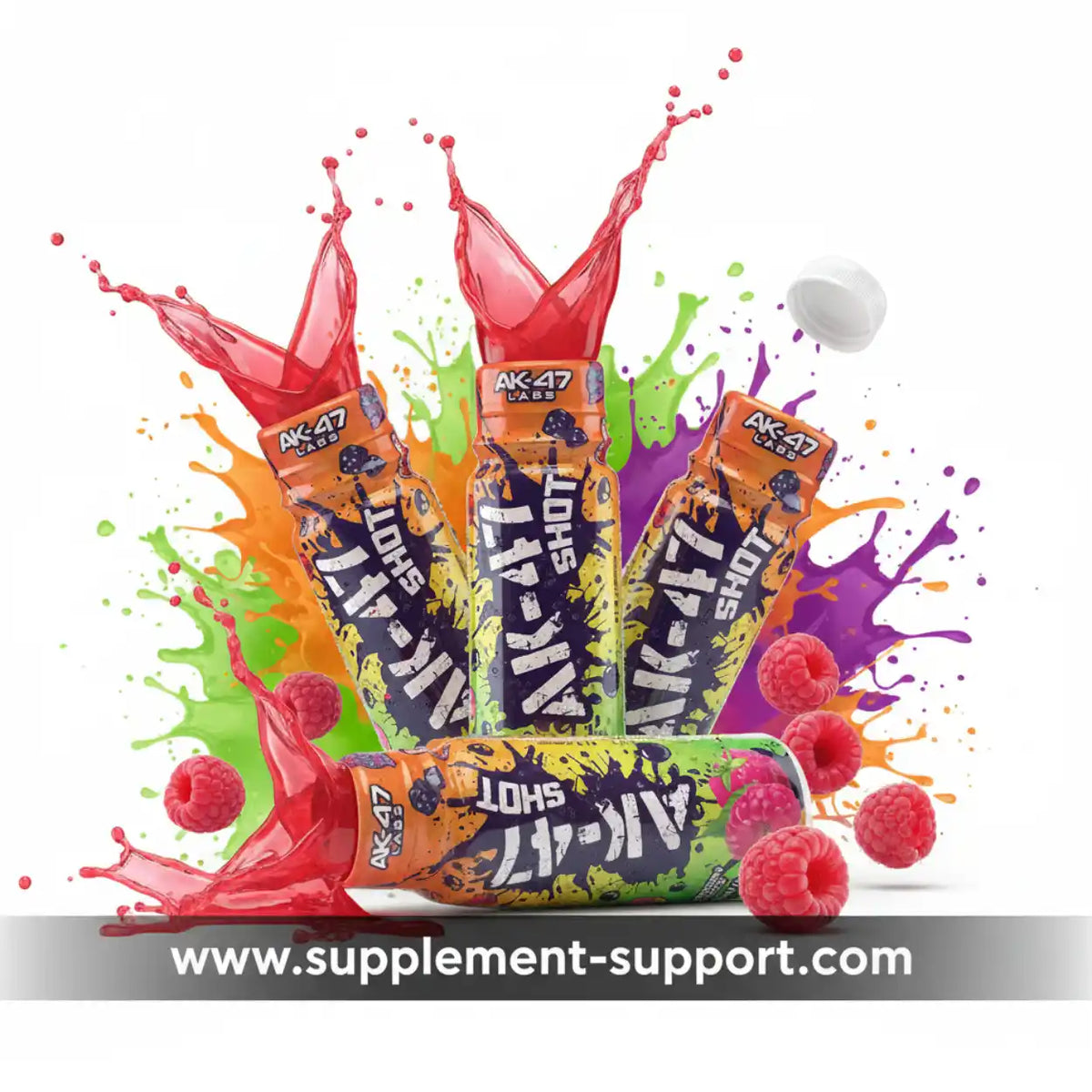 Drei Flaschen AK-47 Shot Energizer mit spritzenden roten Flüssigkeiten und Himbeeren.