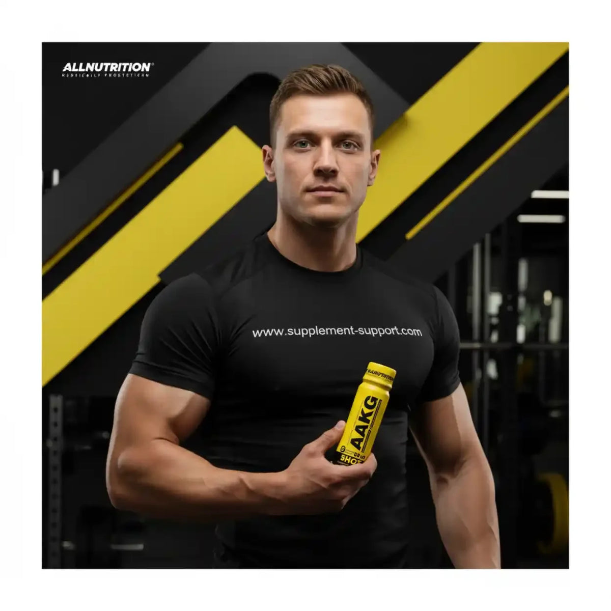 Muskulöser Mann hält eine Flasche All Nutrition AAKG Shots im Fitnessstudio.