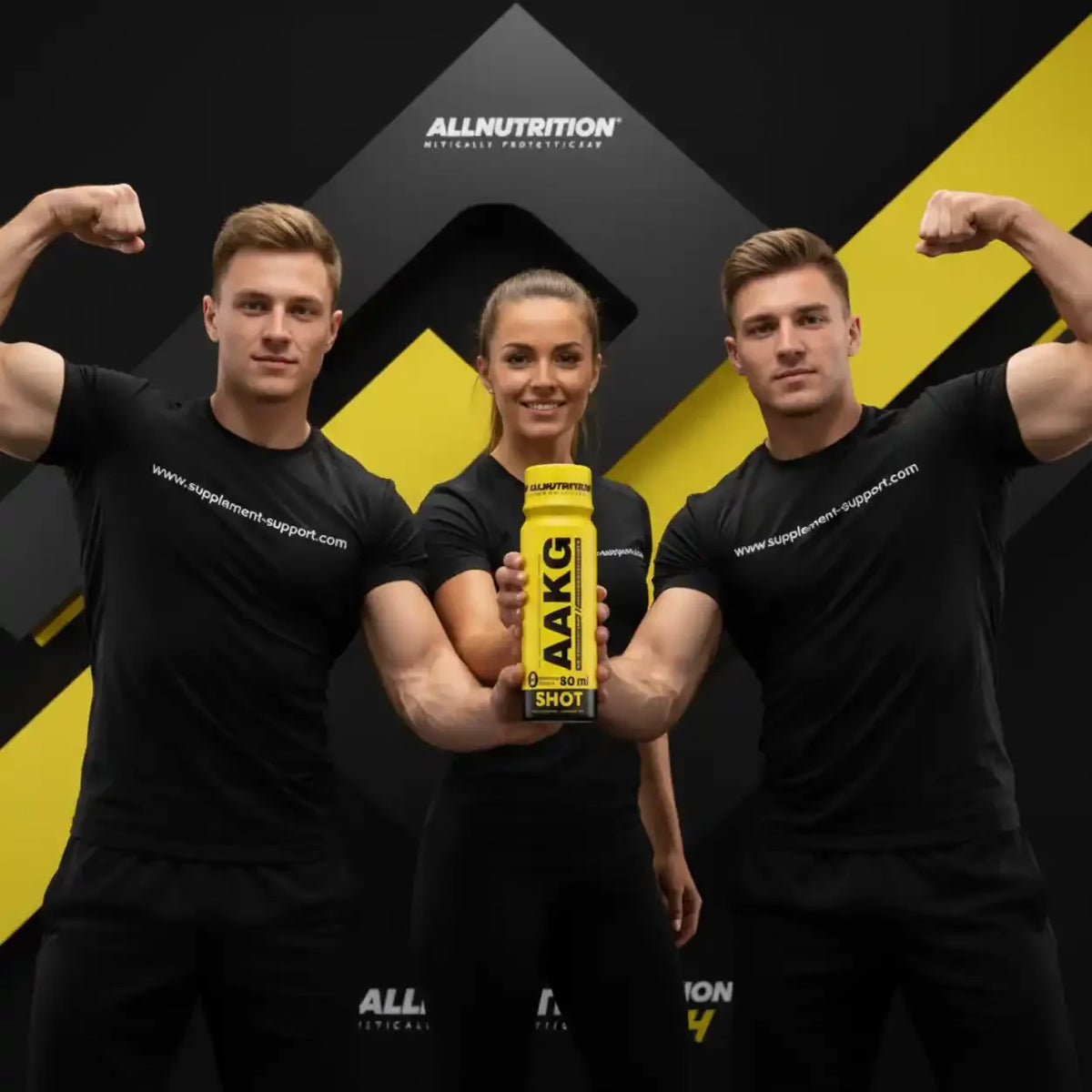 Drei Sportler präsentieren einen All Nutrition AAKG Shot vor schwarzem Hintergrund.