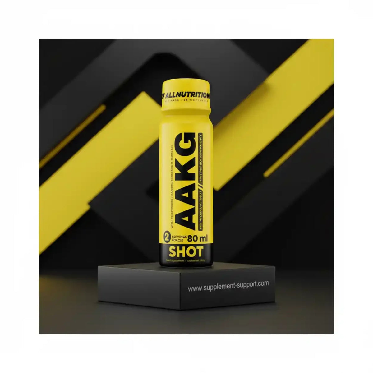 All Nutrition AAKG Pre-Workout Shot 80ml in gelber Flasche auf schwarzem Podest.