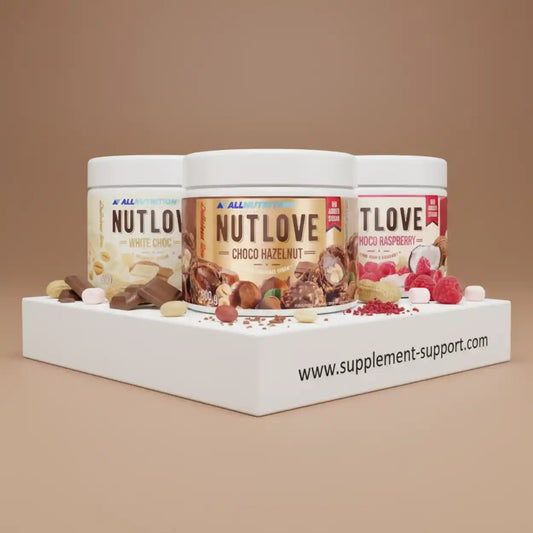 Drei All Nutrition Nut Love Protein-Aufstriche in verschiedenen Geschmacksrichtungen auf weißem Podest.