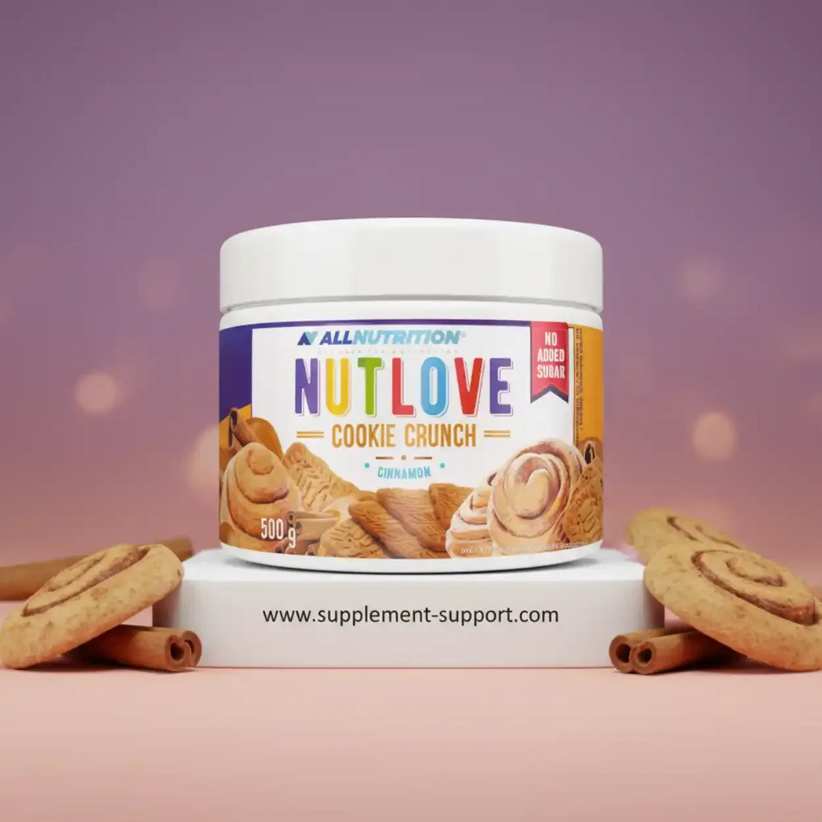 All Nutrition Nut Love Cookie Crunch Zimt-Proteinkeks in einem weißen Tiegel mit Zimtstangen.
