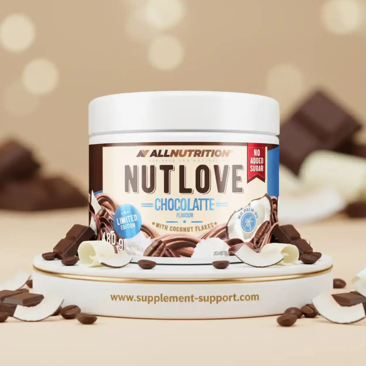 All Nutrition Nut Love Schokoladen-Nuss-Butter mit Kokosflocken auf weißem Podest