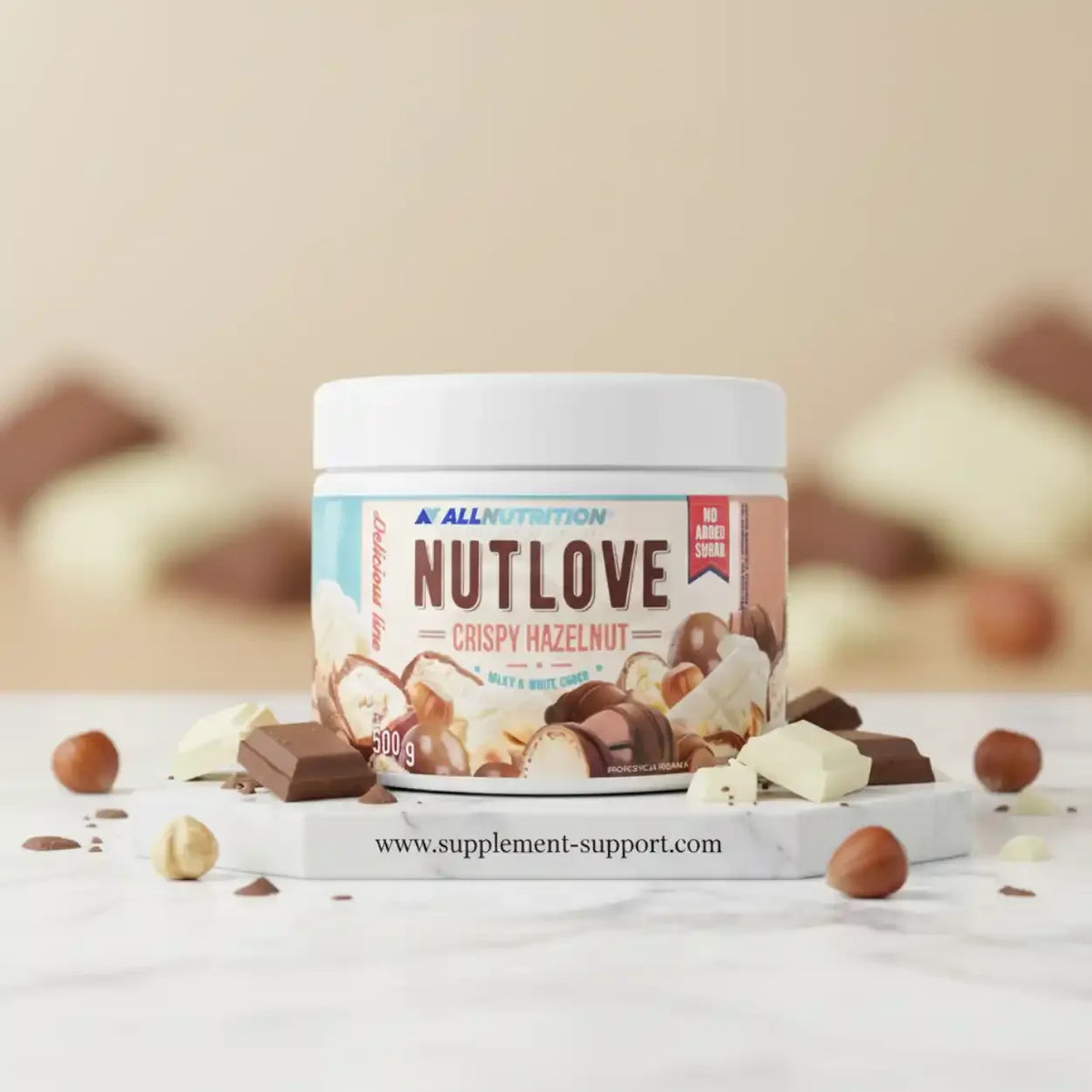 All Nutrition Nut Love Proteincreme mit knusprigen Haselnüssen auf weißem Marmor