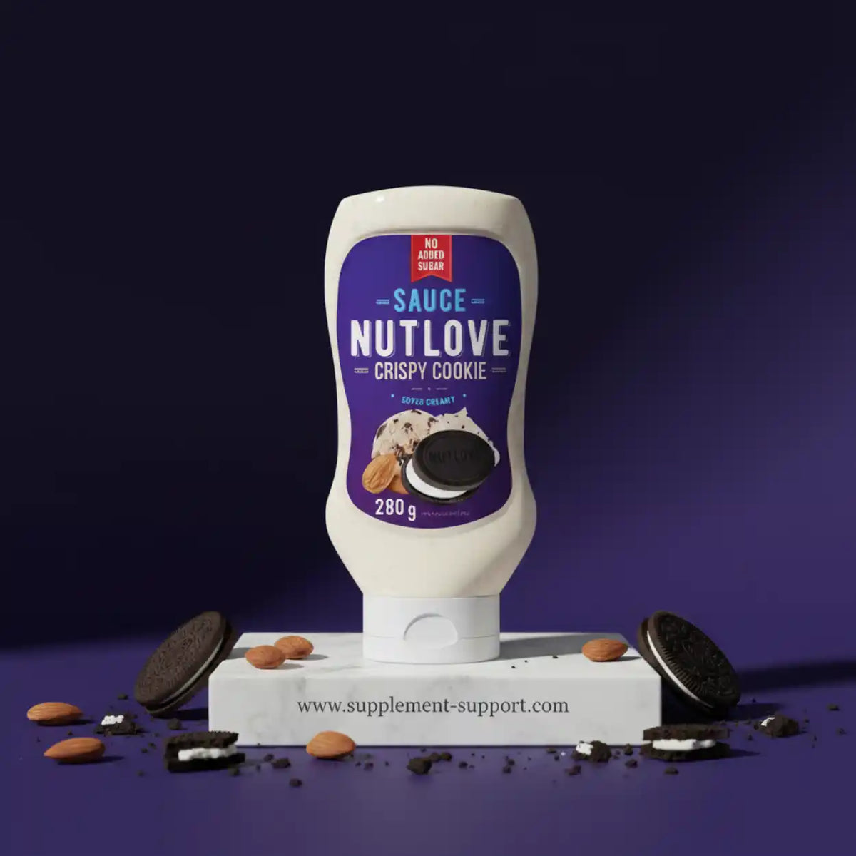 All Nutrition Nutlove Sauce in Crispy Cookie Geschmack mit Keksen und Mandeln auf weißem Sockel