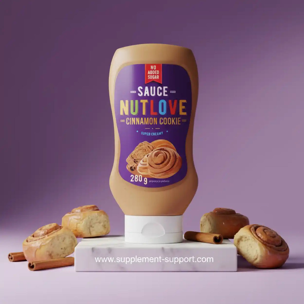 All Nutrition Nutlove Sauce Geschmack Cinnamon Cookie 280g mit Zimtschnecken auf violettem Hintergrund