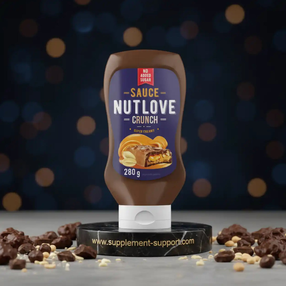 All Nutrition Nutlove Crunch Sauce 280g Flasche auf Marmoruntergrund mit Schokostücken.