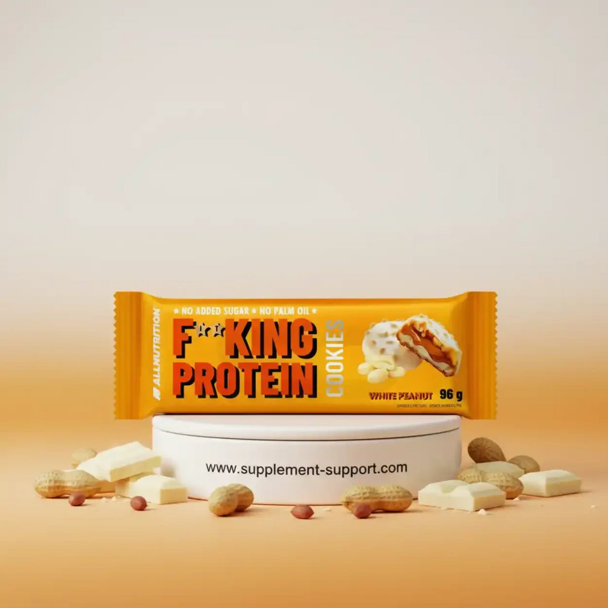 All Nutrition Protein Cookies White Peanut Riegel auf hellem Hintergrund mit Erdnüssen.