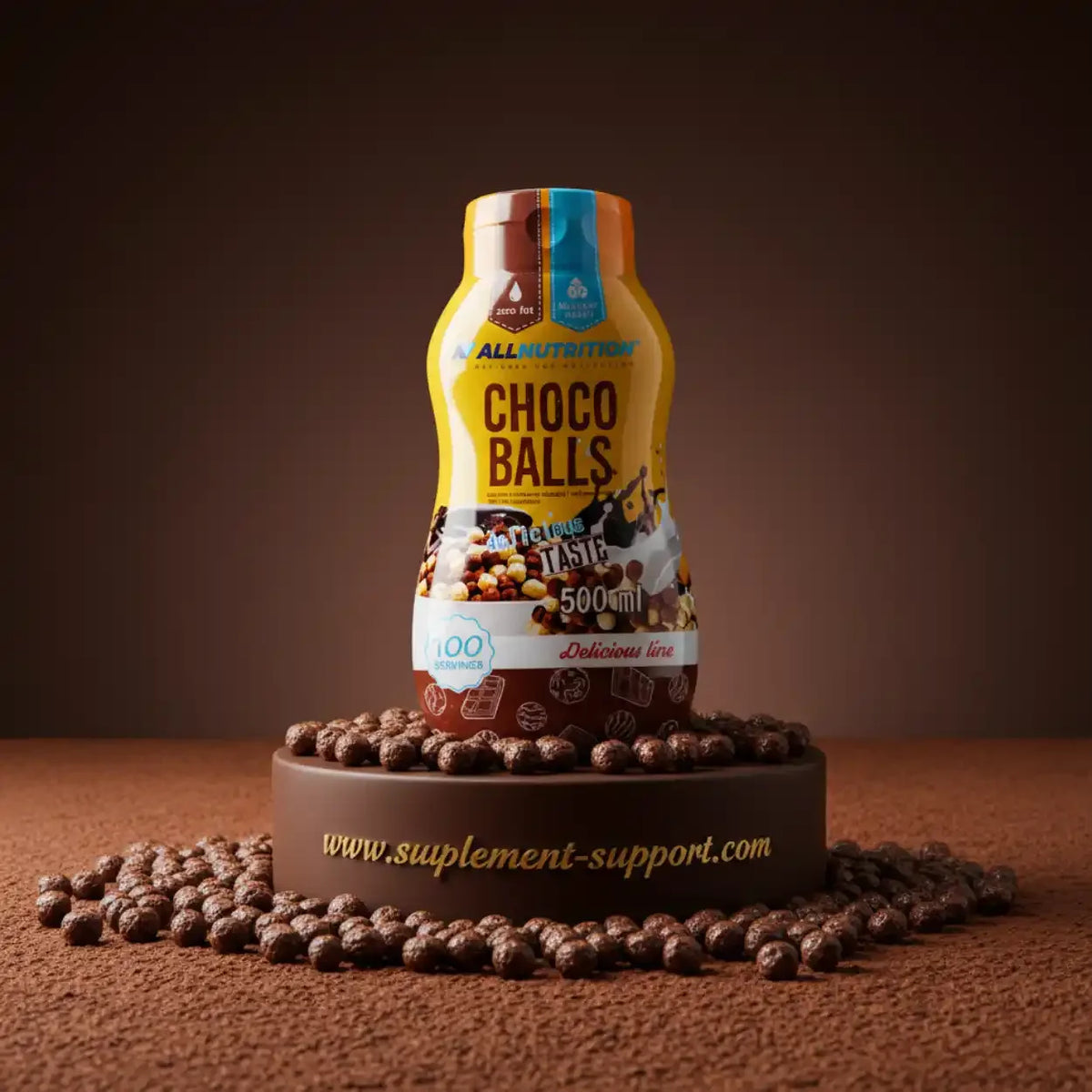 All Nutrition Choco Balls Sauce Zero Sugar 500ml Flasche auf Schokoladenpodest mit Schokokugeln