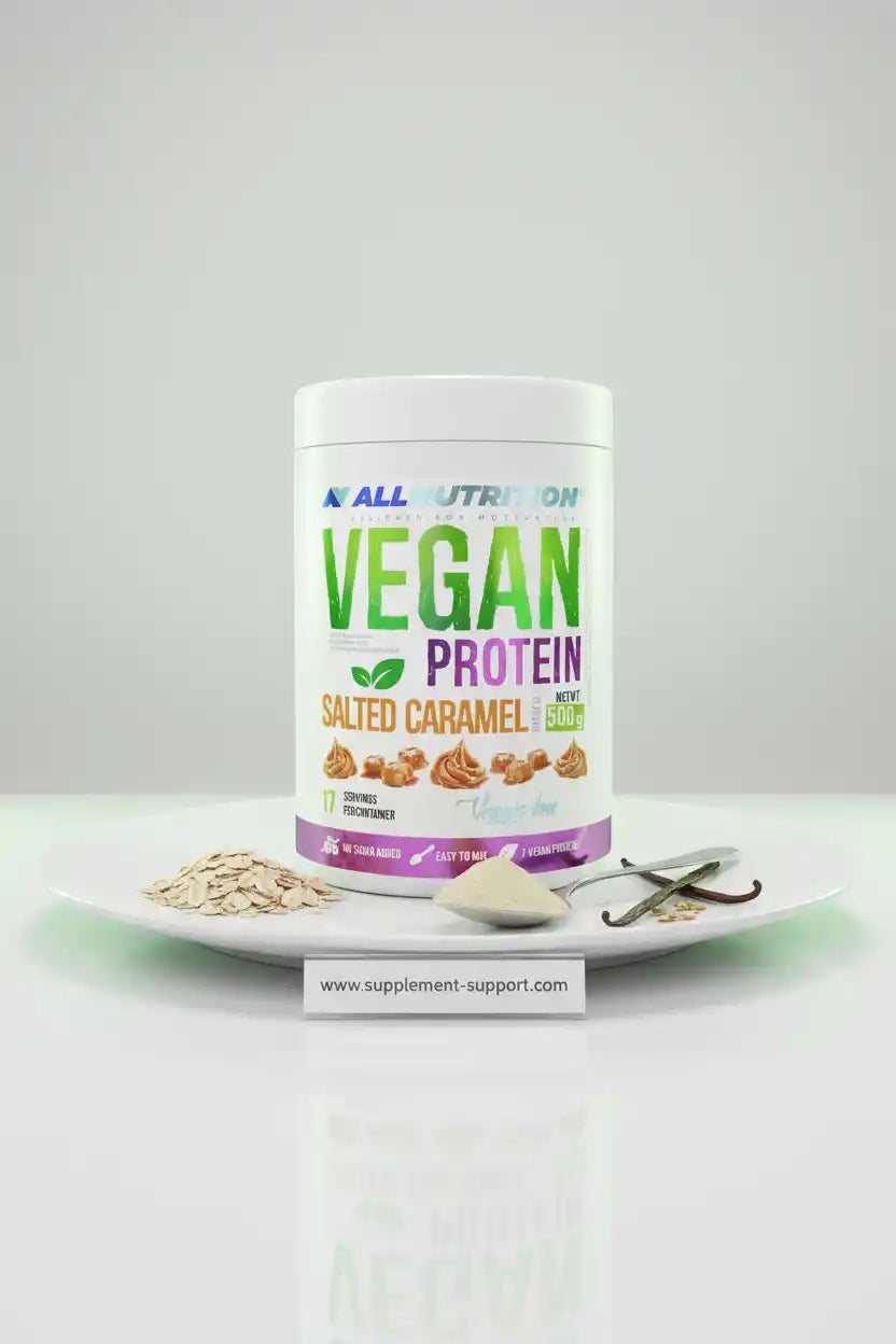 Vegan Protein Pulver Salted Caramel Geschmack, 500g, mit Haferflocken und Vanilleschoten dekorativ präsentiert